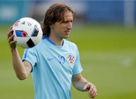 解析国米中场名将，球迷怒斥到莱万为他点赞，双刃剑用好能成惊喜